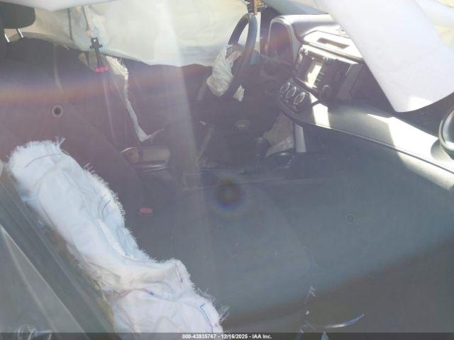 Toyota RAV4 Le Image 5