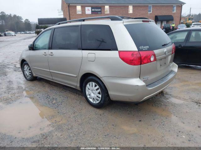 Toyota Sienna Le Image 2
