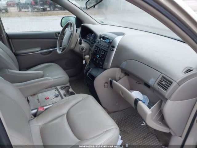 Toyota Sienna Le Image 4