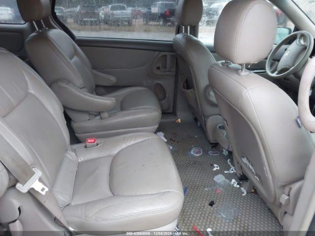 Toyota Sienna Le Image 7