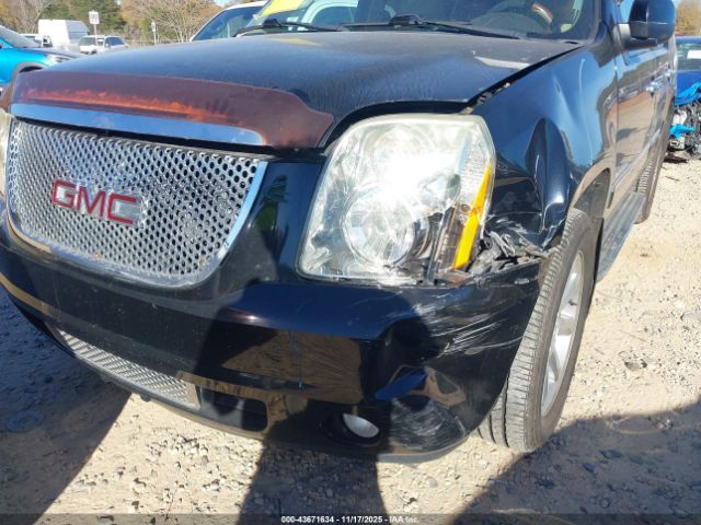 GMC Yukon Denali Image 6