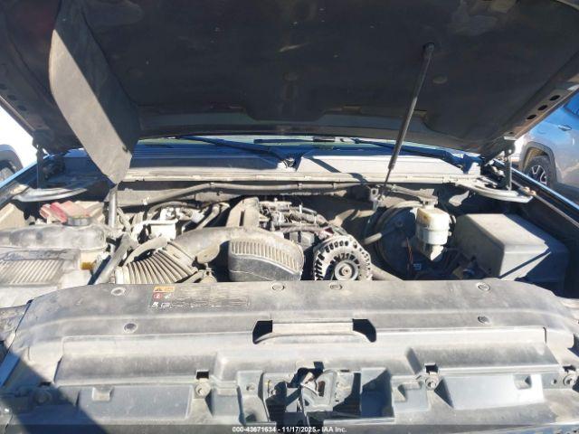 GMC Yukon Denali Image 12