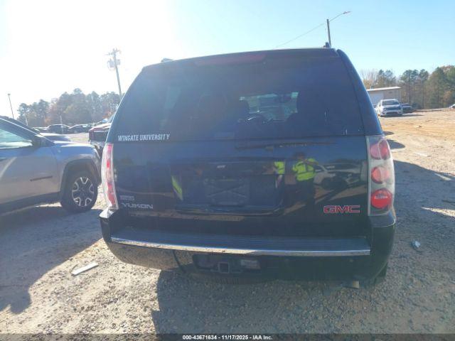 GMC Yukon Denali Image 16