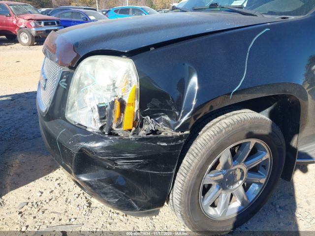 GMC Yukon Denali Image 17