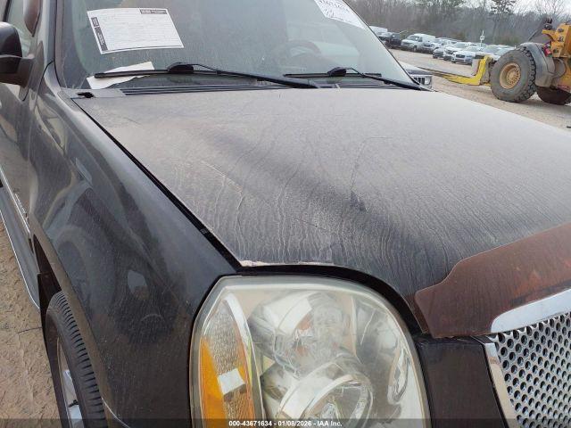 GMC Yukon Denali Image 2