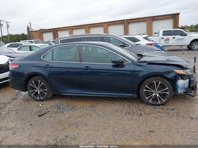 Toyota Camry Se Image 8