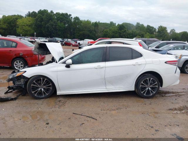 Toyota Camry Se Image 13