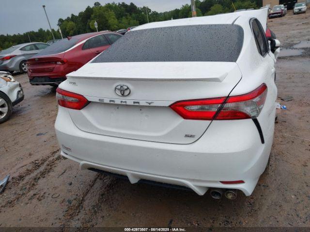 Toyota Camry Se Image 12