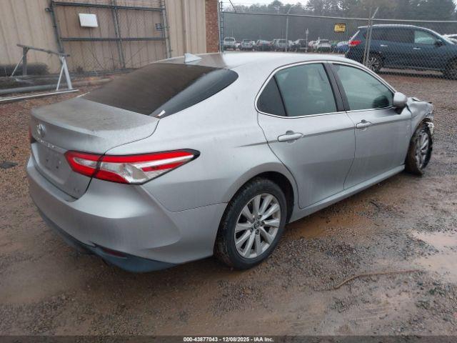 Toyota Camry Le Image 4