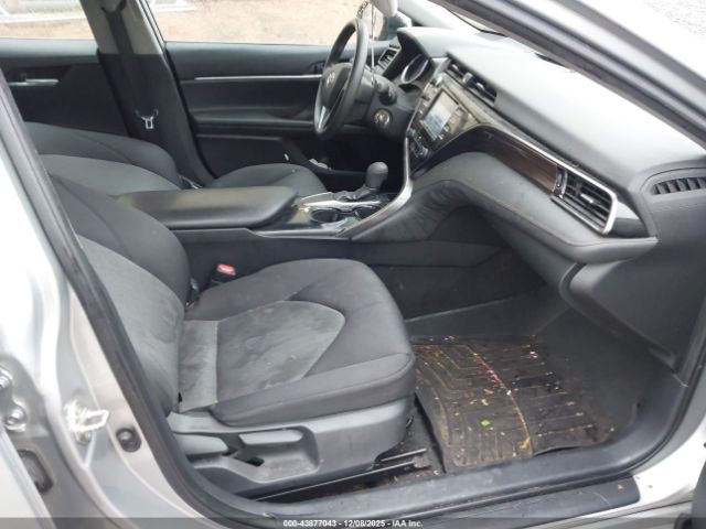 Toyota Camry Le Image 7