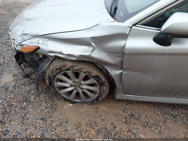 Toyota Camry Le Image 6