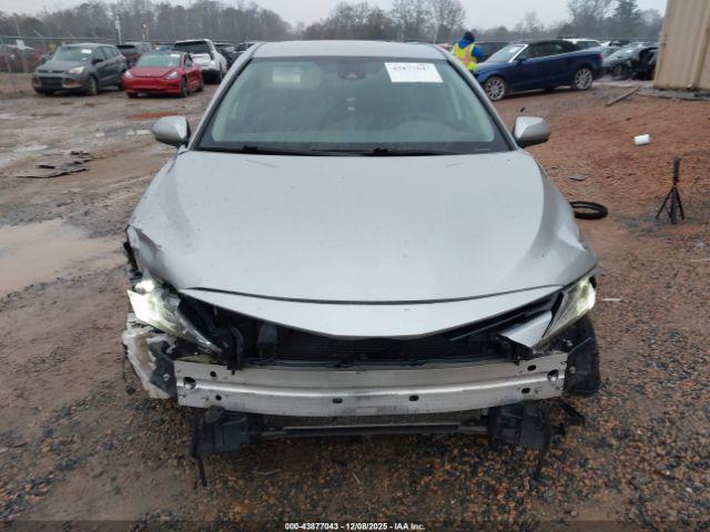 Toyota Camry Le Image 12