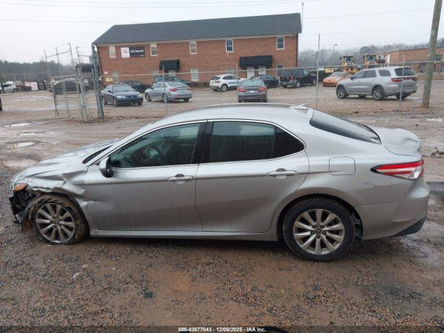 Toyota Camry Le Image 3