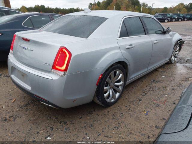 Chrysler 300 Touring L Image 2
