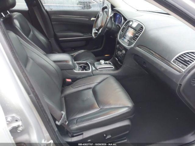 Chrysler 300 Touring L Image 4