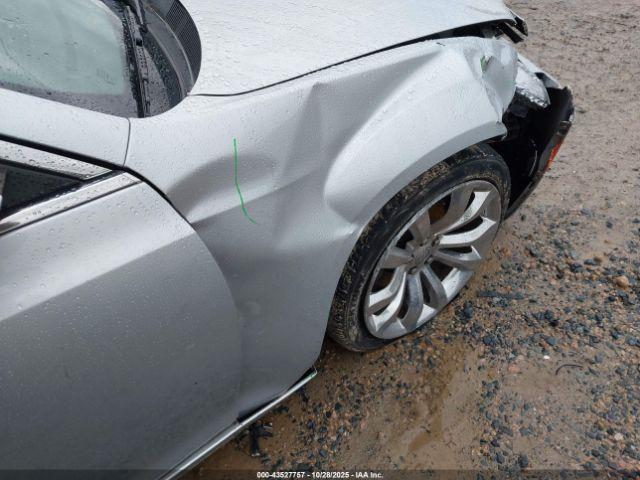 Chrysler 300 Touring L Image 14