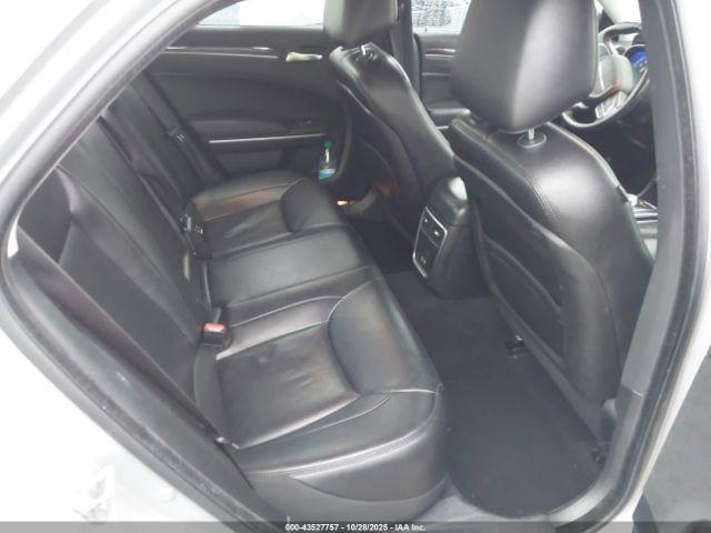 Chrysler 300 Touring L Image 3