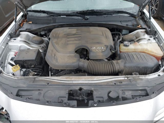 Chrysler 300 Touring L Image 12