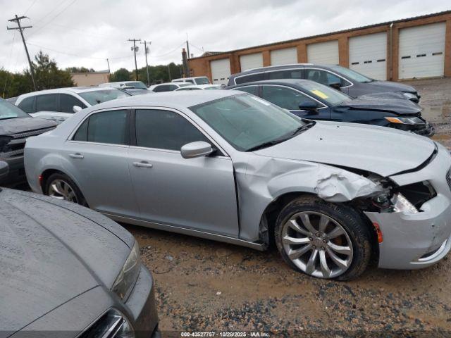 Chrysler 300 Touring L Image 10