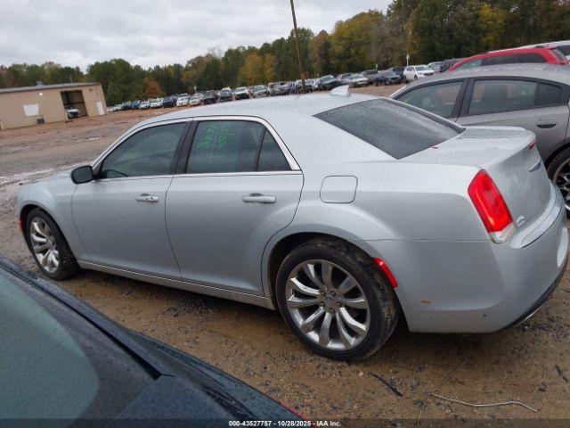 Chrysler 300 Touring L Image 11
