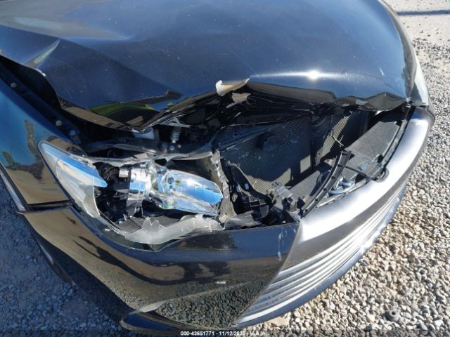 Toyota Camry Le Image 11