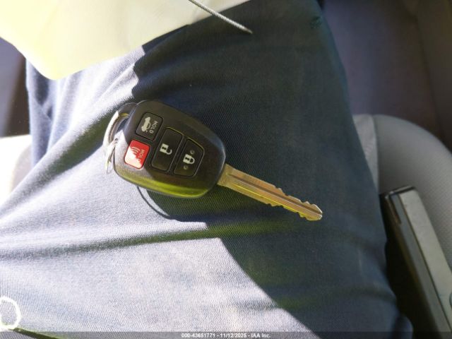 Toyota Camry Le Image 10