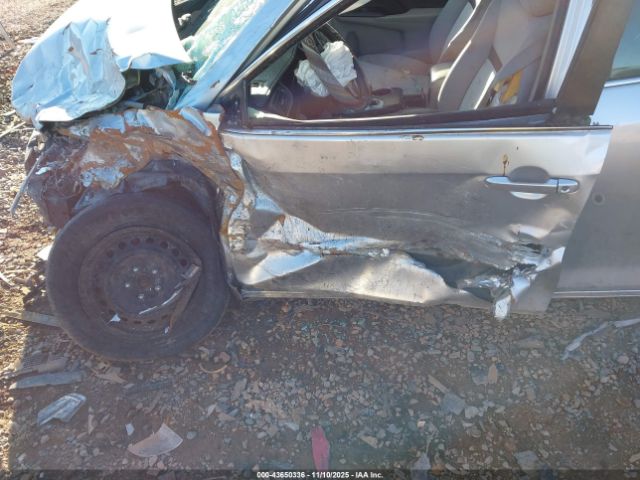 Toyota Camry Le Image 4