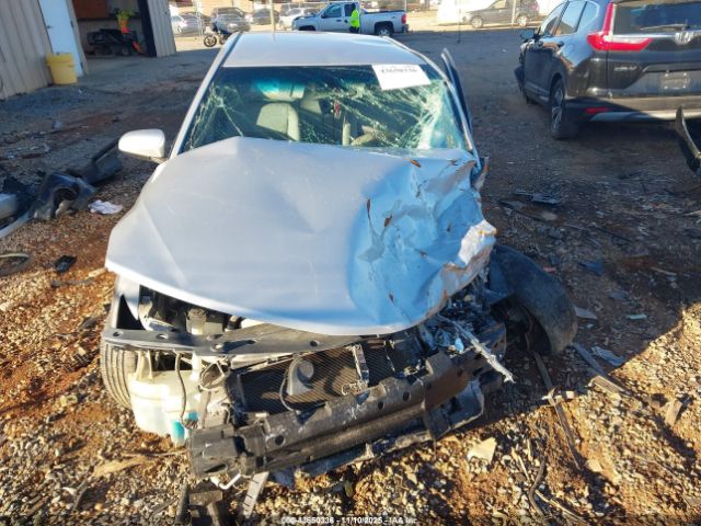 Toyota Camry Le Image 8