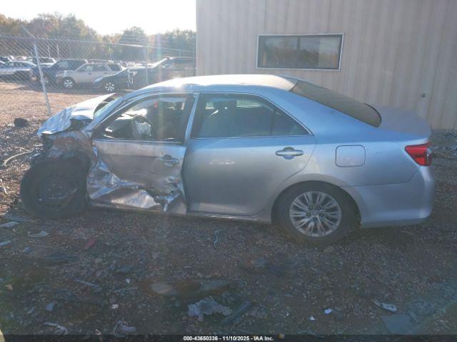 Toyota Camry Le Image 13