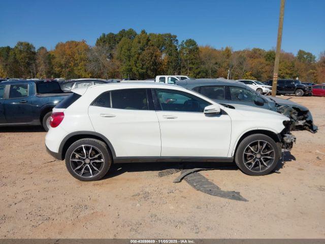 Mercedes-Benz GLA Image 14