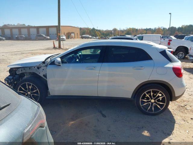 Mercedes-Benz GLA Image 15