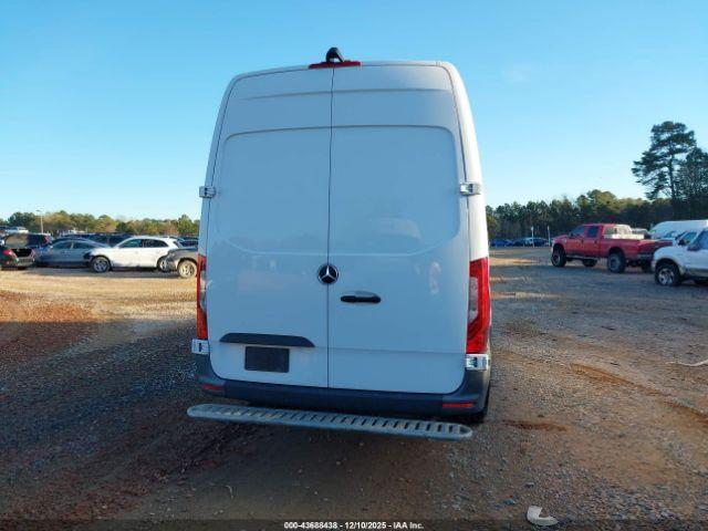 Mercedes-Benz Sprinter 2500 High Roof 4-cyl Diesel Image 13